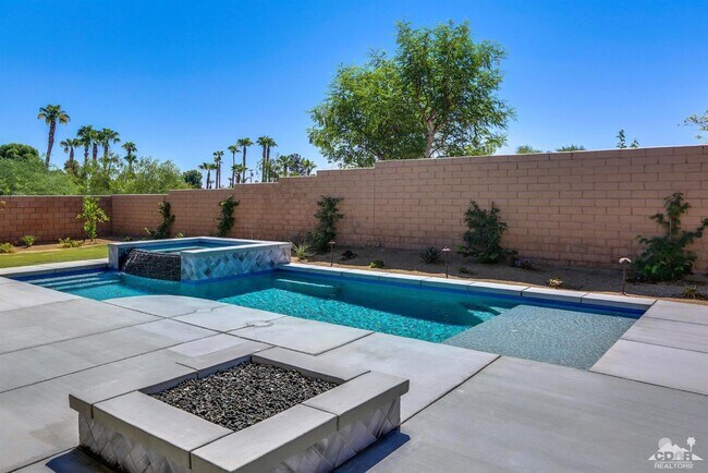 Building Photo - 78987 Yorkville Ln
