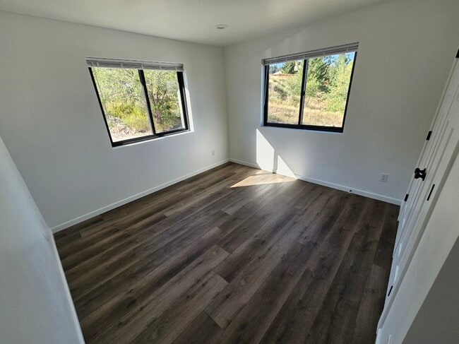 Building Photo - 1002 Hillside Ct