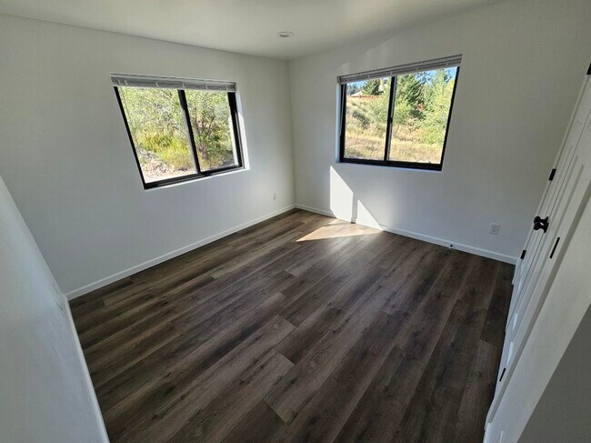 Foto del edificio - 1002 Hillside Ct