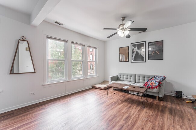 Foto del edificio - 2616 N Marshfield Ave