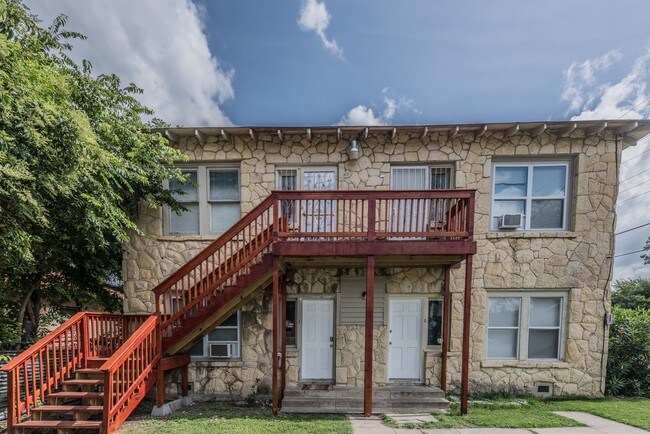 Building Photo - 1702 W Mistletoe Ave