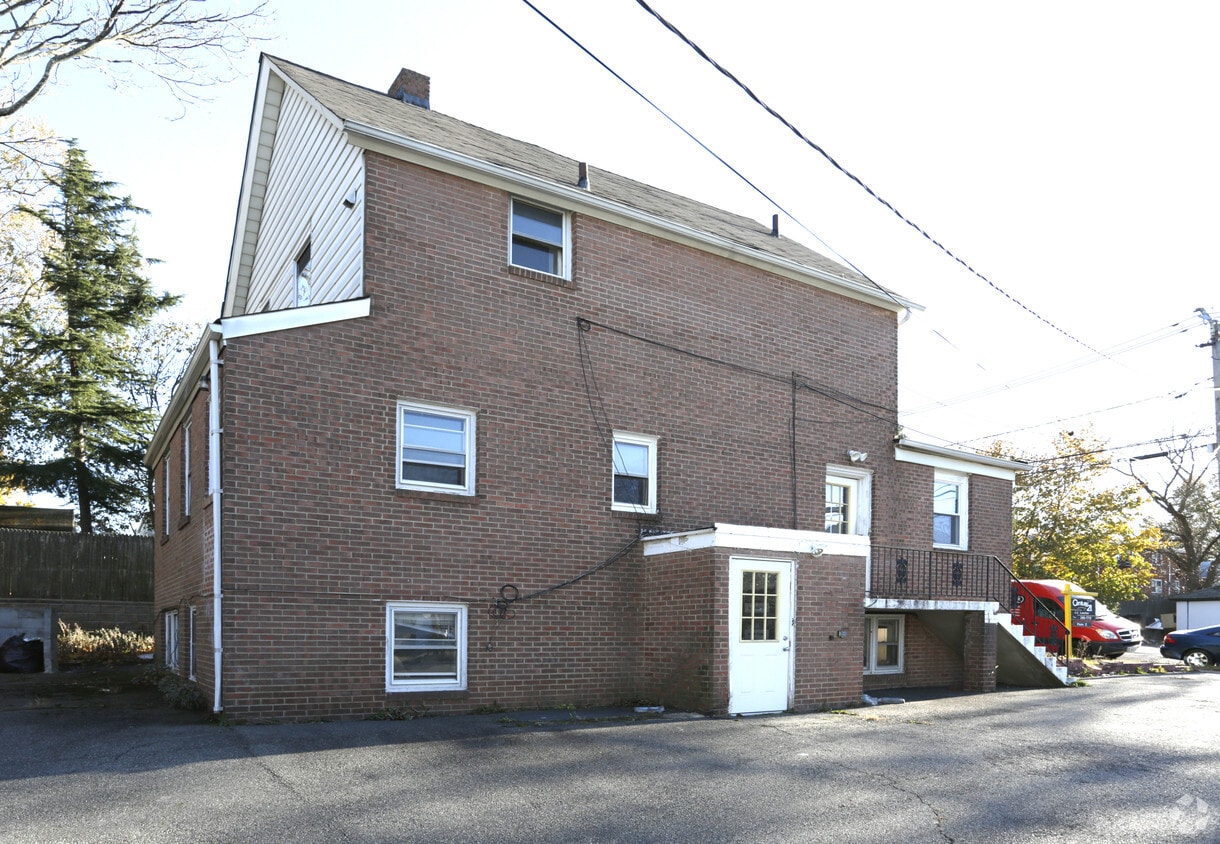 Building Photo - 5 Unit Multifamily