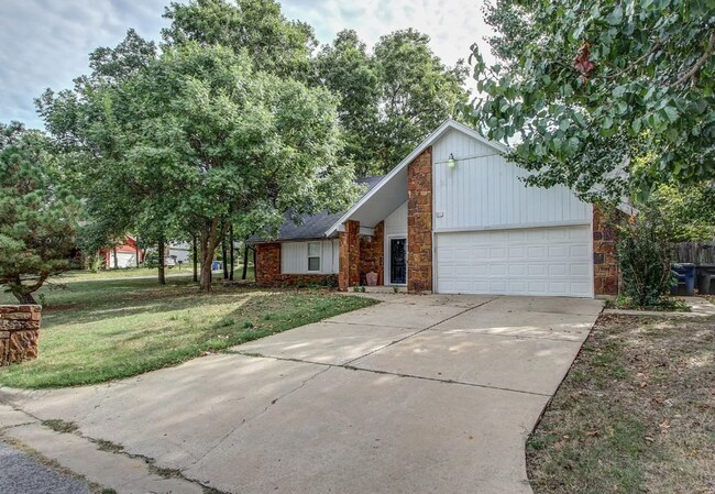 Building Photo - 4 Bed / 3 Bath in West Tulsa!