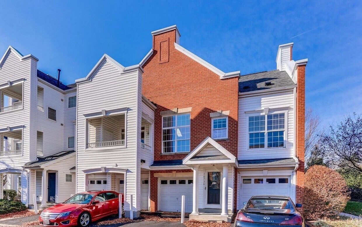 Foto principal - Lovely 2 Bedroom Townhouse in Columbia!