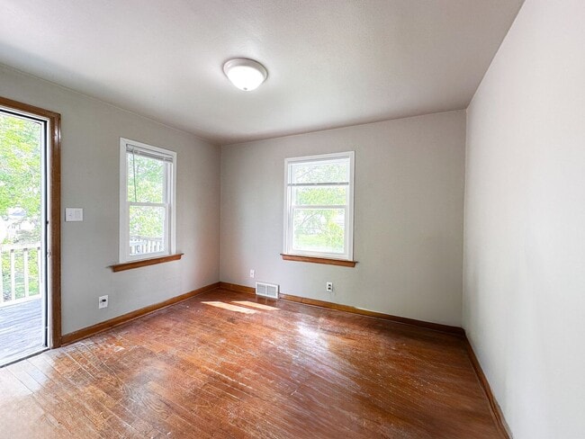 Building Photo - 610 Maple St