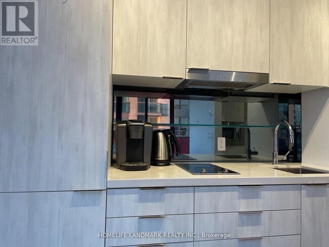 Photo du bâtiment - 215 Queen St W