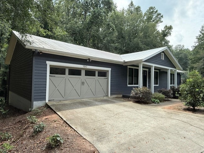 Building Photo - Beautiful East Side Property!