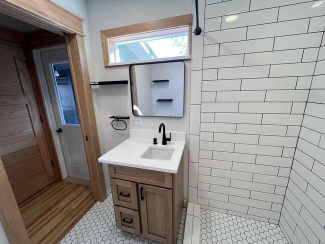 Building Photo - 258 Center St