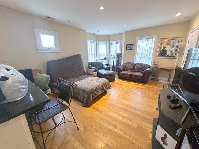 Foto del edificio - 57 Greenleaf Ave