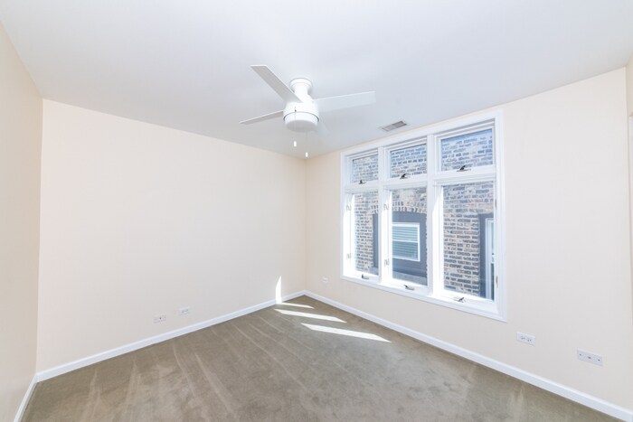 Foto principal - 847 W Newport Ave