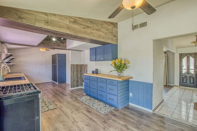 Building Photo - Come and check this 3 bed/2 baths house