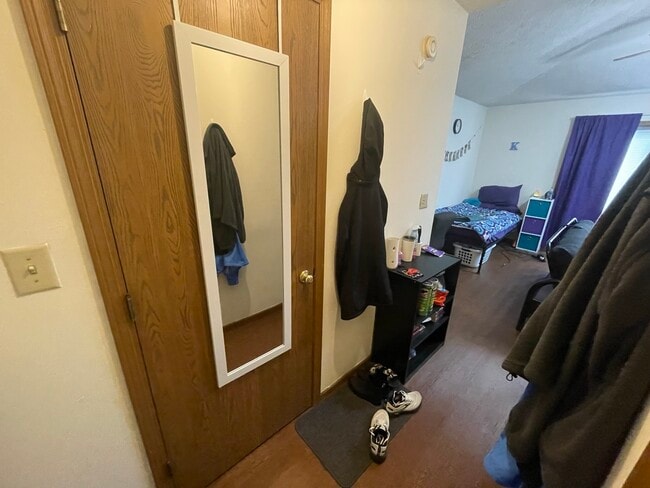 Entrada - 420 S Chauncey Avenue