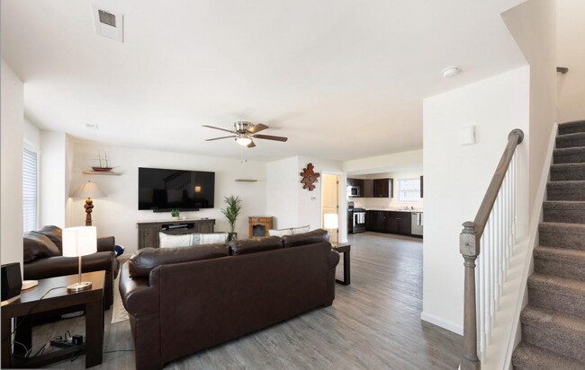 Foto del edificio - A Beautiful 3 Bedroom End Unit Townhouse