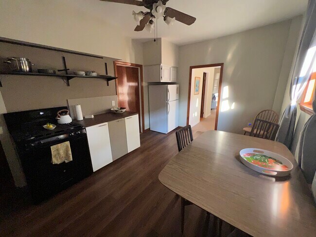 Foto del edificio - 151 1/2 Bradley St