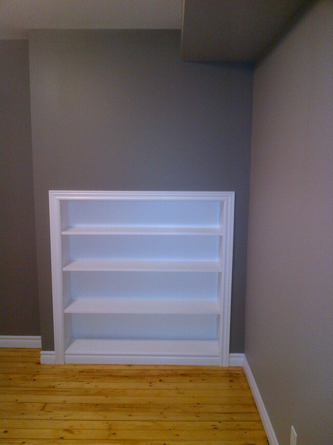 Built in shelving in the bedroom - 2084 Poplar St