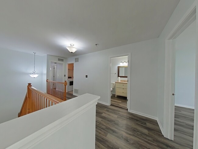 Building Photo - 945 Park Hill Cir