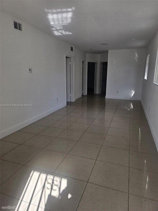 Building Photo - 3 br, 3 bath House - 1687 SW 10th St Lowr