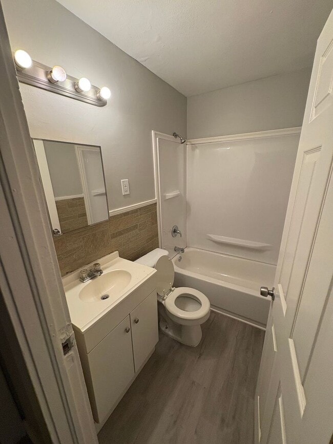 Building Photo - Charming 1 Bed / 1 Bath Duplex in Memphis – Convenient & Affordable Living