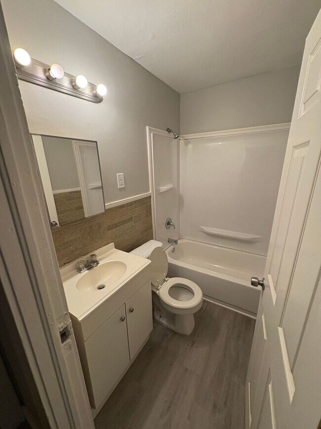 Foto del edificio - Charming 1 Bed / 1 Bath Duplex in Memphis – Convenient & Affordable Living