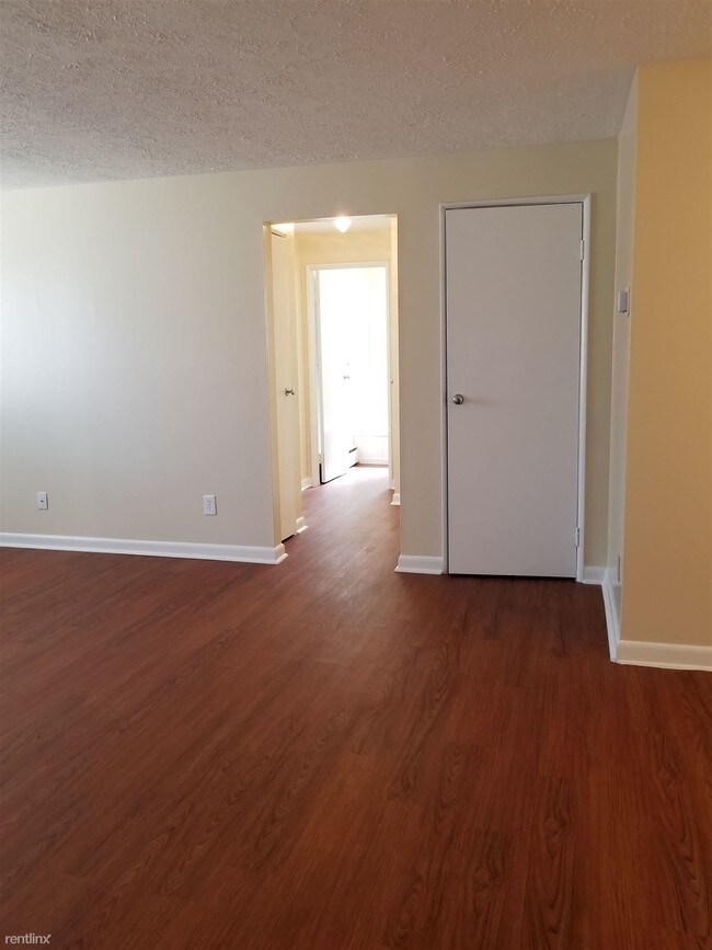 Foto del edificio - 3 br, 1 bath Apartment - 955 Grafton Rd Apt 3