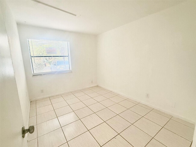 Building Photo - 11650 NW 23rd Ct