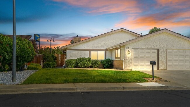 Building Photo - Woodcreek Cutie! 2bedroom 2bathroom