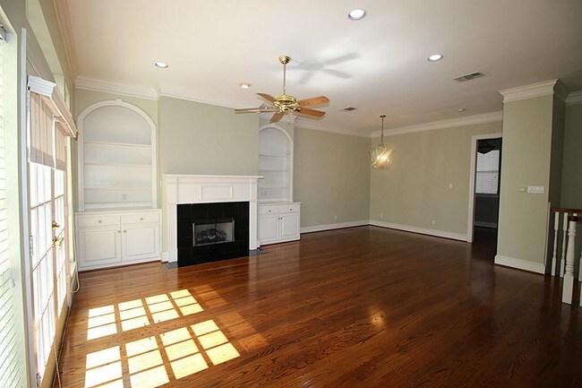 Building Photo - 1805 W Clay St