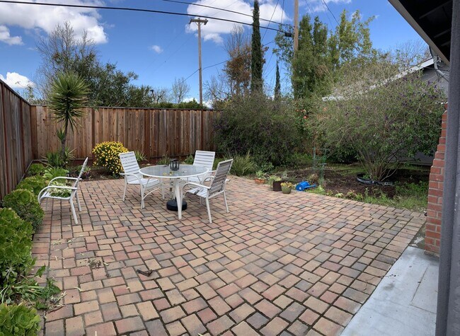 Building Photo - 947 Rosette Ct