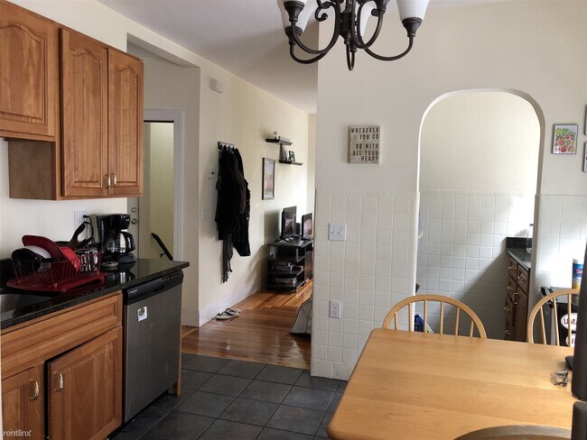 Building Photo - 4 br, 1 bath Apartment - 353 Main Street 3
