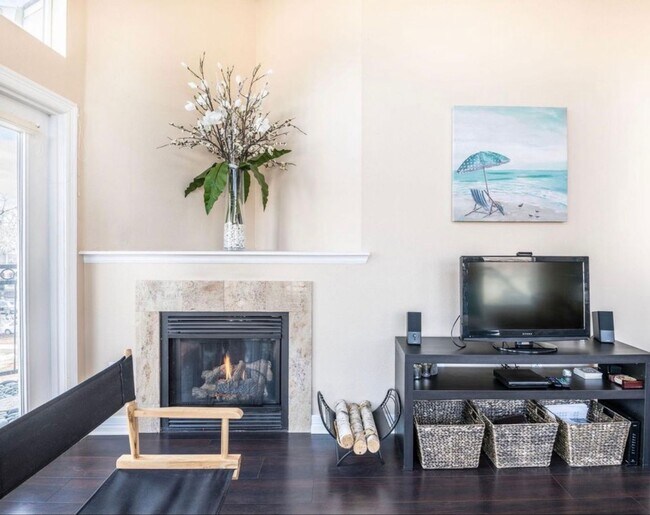 Building Photo - Stunning “Treehouse” Top-Floor Condo – 2 Bed / 2 Bath | One Block from City Park