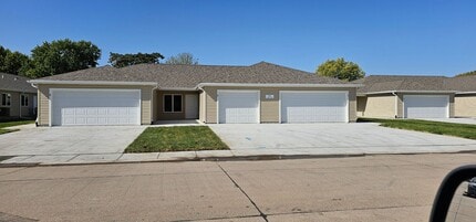 Building Photo - 810 Phoenix Ct