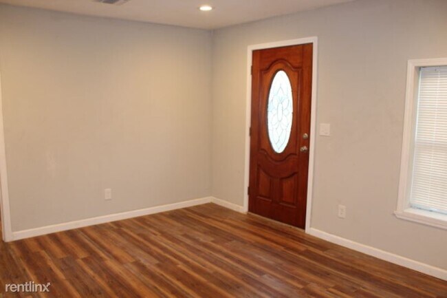 Building Photo - 3 br, 1 bath House - 18524 N Benton St