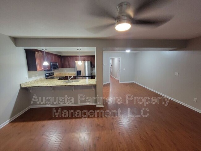 Foto del edificio - 2029 Reserve Lane