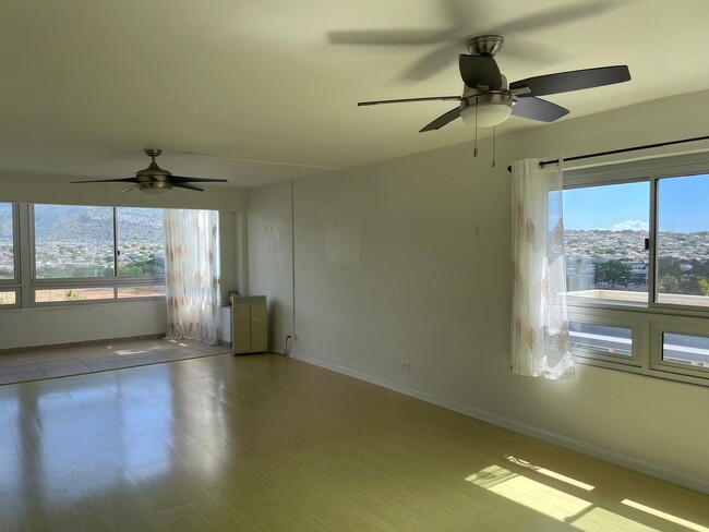 Foto del edificio - Spacious, Sunny, 11th Floor Corner Unit In...