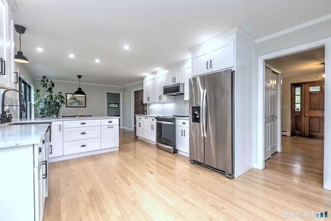 Foto del edificio - 79 Meadow Wood Rd