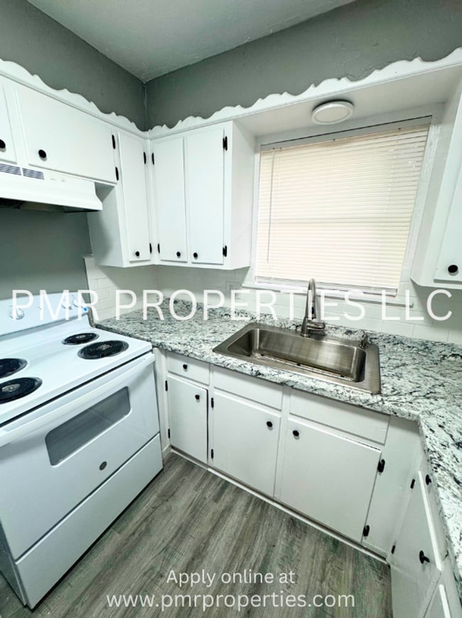 Building Photo - 3 Bedroom / 1.5 Bathroom Home