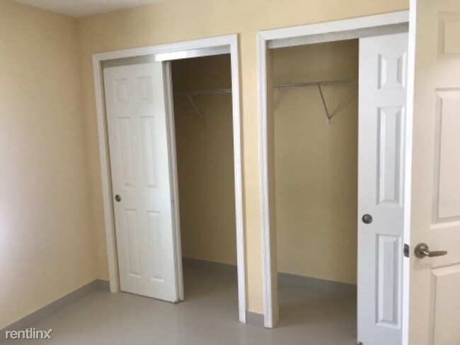 Building Photo - 3 br, 2 bath Apartment - 2010 NW 17th Street