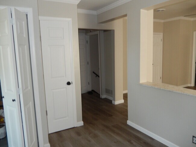 Building Photo - 4759 Oldenburg Ave