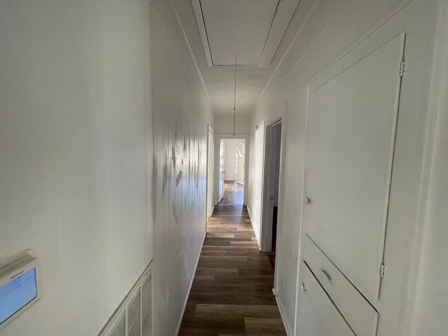 Building Photo - 3 bedroom, 1 bath