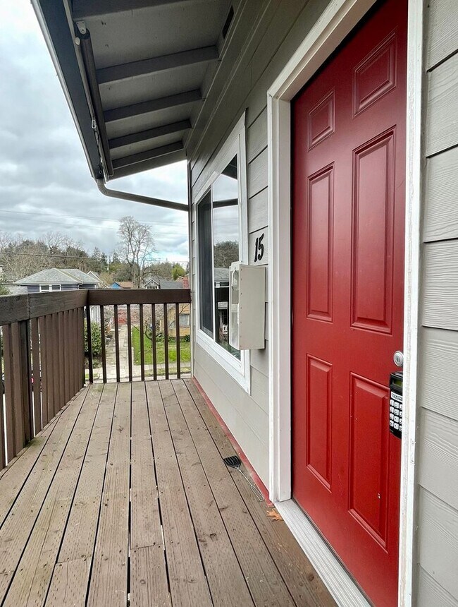 Building Photo - Spacious Top Floor One Bedroom With Front ...