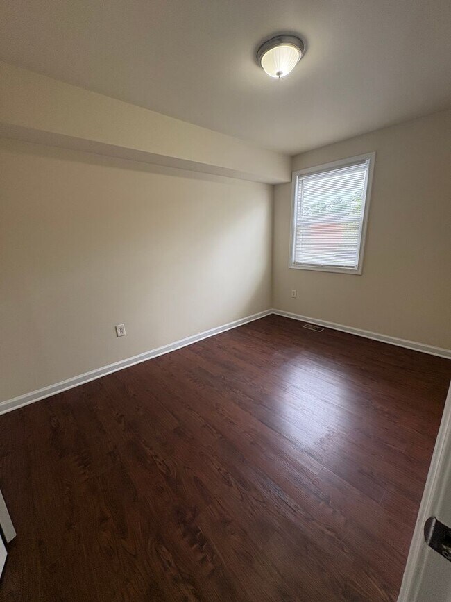 Building Photo - Spacious 4-Bedroom Townhome – Newly Renova...