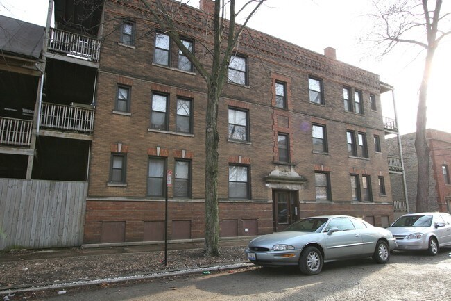 Building Photo - 1641 W Waveland Ave