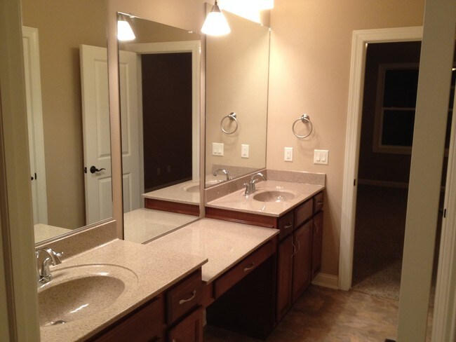 Baño principal, vestidor, lavabos dobles, tocador. - 2723 London Drive
