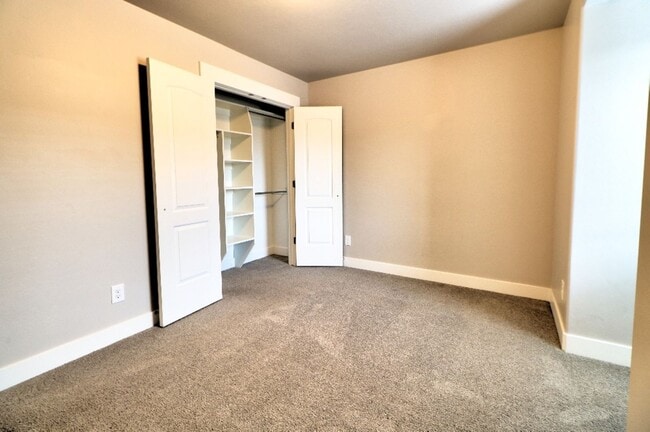 Building Photo - 3 bed 2.5 bath townhome in Salem
