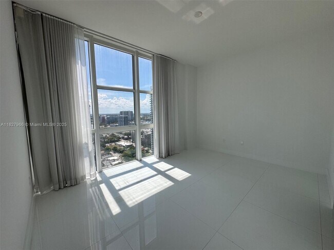 Foto del edificio - 665 NE 25th St