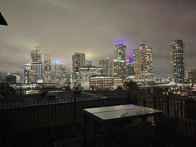 Foto del edificio - Luxury 1 Bed, 1.5 Bath Loft with Spectacular Downtown City Views