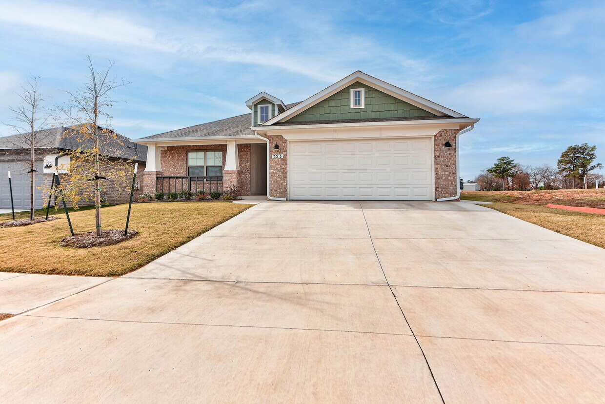 Photo - 323 Woodrock St (Harrah, OK)