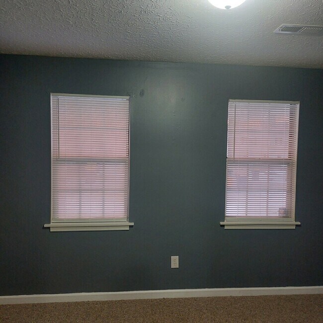 Building Photo - 915 Potter Ave