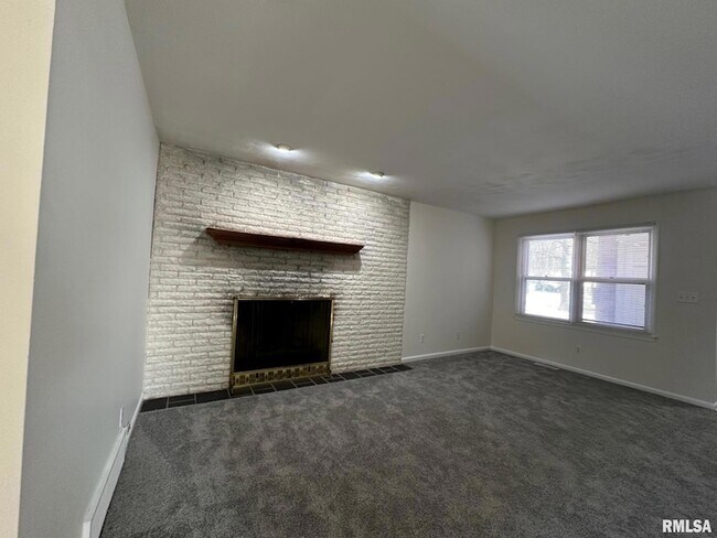 Building Photo - 2403 Lynnhaven Dr