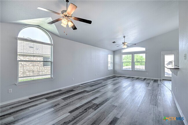 Foto del edificio - 5726 Stonehaven Dr